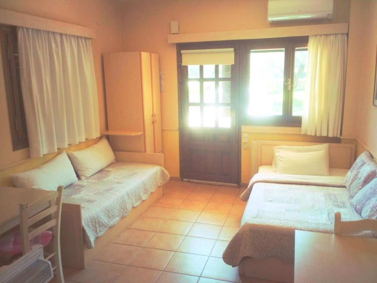 Rent Rooms Alexiou Límni Exterior foto